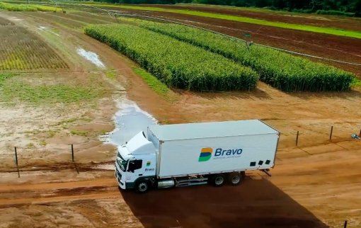 Caminhão da Bravo entregando carga no agronegócio